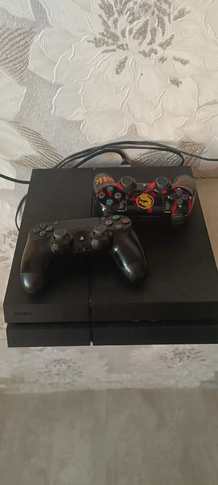 Продам PS4🎮на 1 tb  памяти в отличном состоянии, не шумит, не греется, на приставке де...