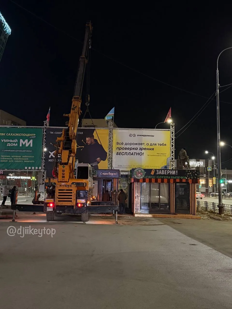 Фотофакт: и так небольшую парковку ЦУМа обставляют еще новыми шаурмечными.