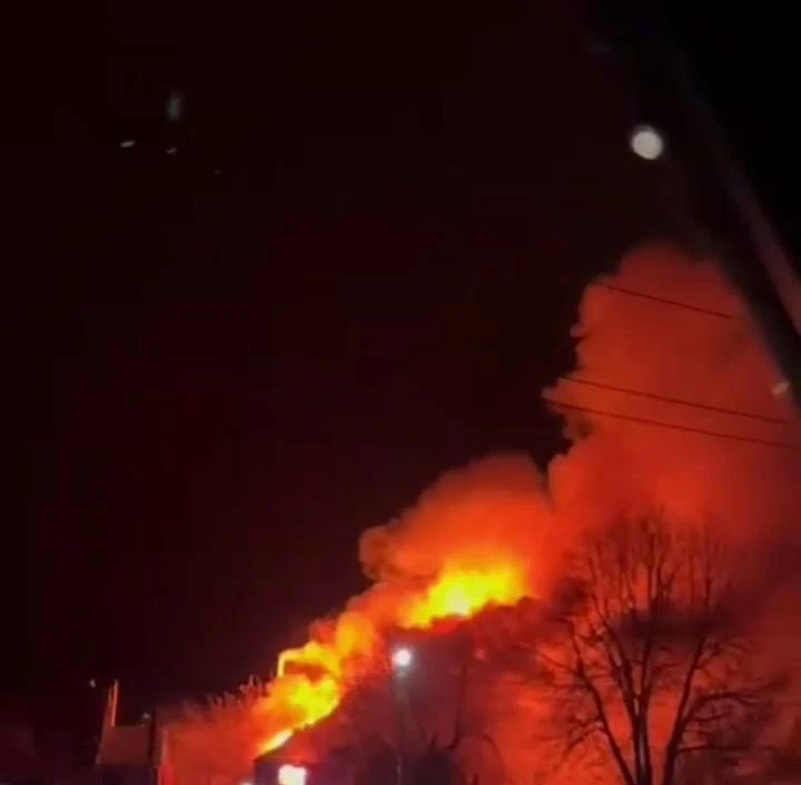 В Первомайском ночью сгорел дом, сообщают очевидцы.