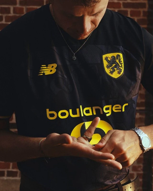 📸 «Лилль» представил новую четвёртую форму, посвящённую Фландрии 👕🦁🇫🇷