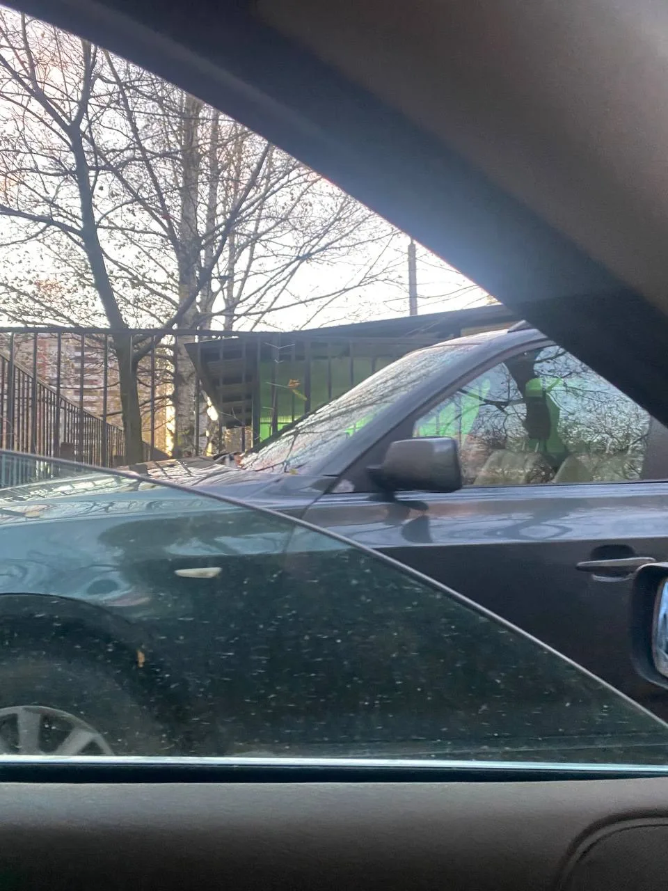 🚘 В нашем сериале про машину с приоткрытом окном на Гусарова долгожданный хэппи-энд: