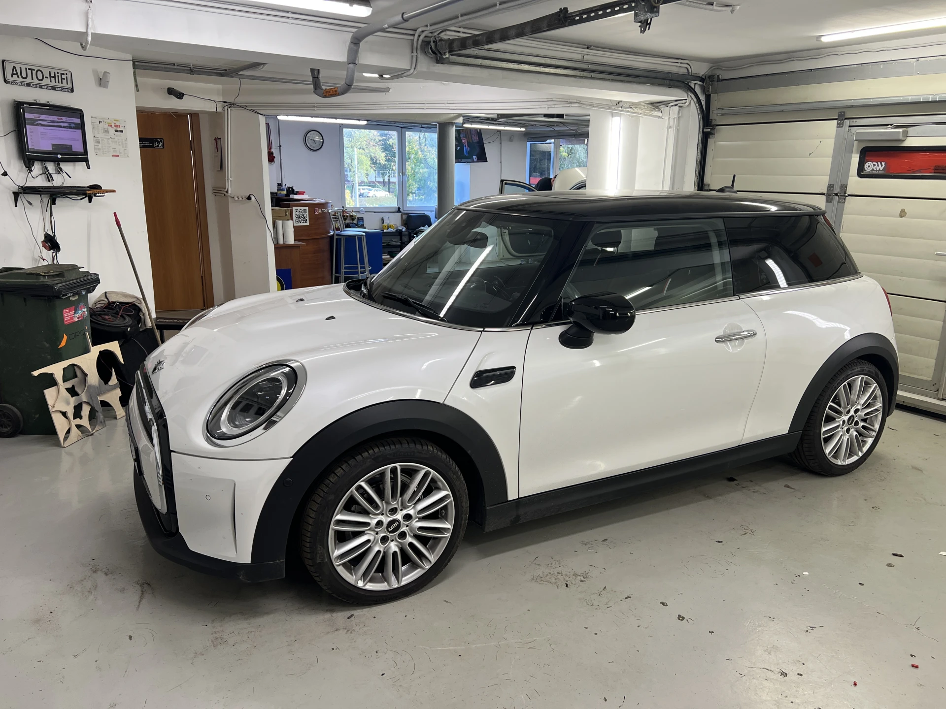 Еще один компактный городской кроссовер Mini Cooper F56 сделали тише и комфортней матер...