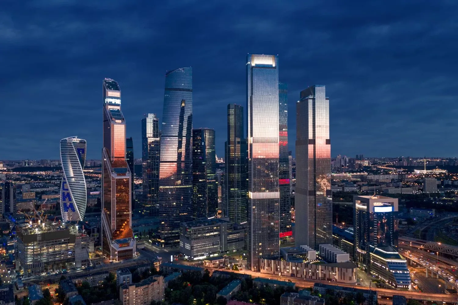 В столичном деловом центре «Москва-Сити» выставлен на продажу небоскрёб Moscow Towers, ...