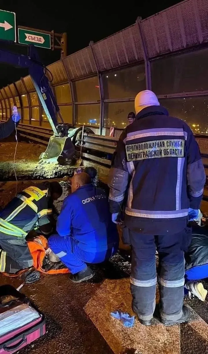Двое рабочих погибли во время дорожного ремонта на КАД в районе города Мурино. В суббот...