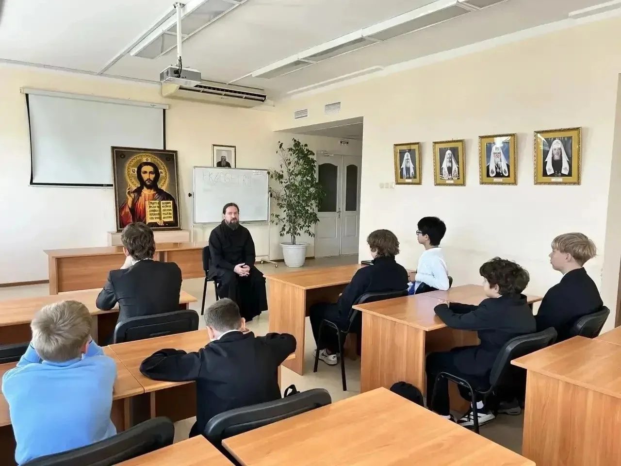 Активисты школьного отделения «Движения Первых» посетили семинарию и главный собор края