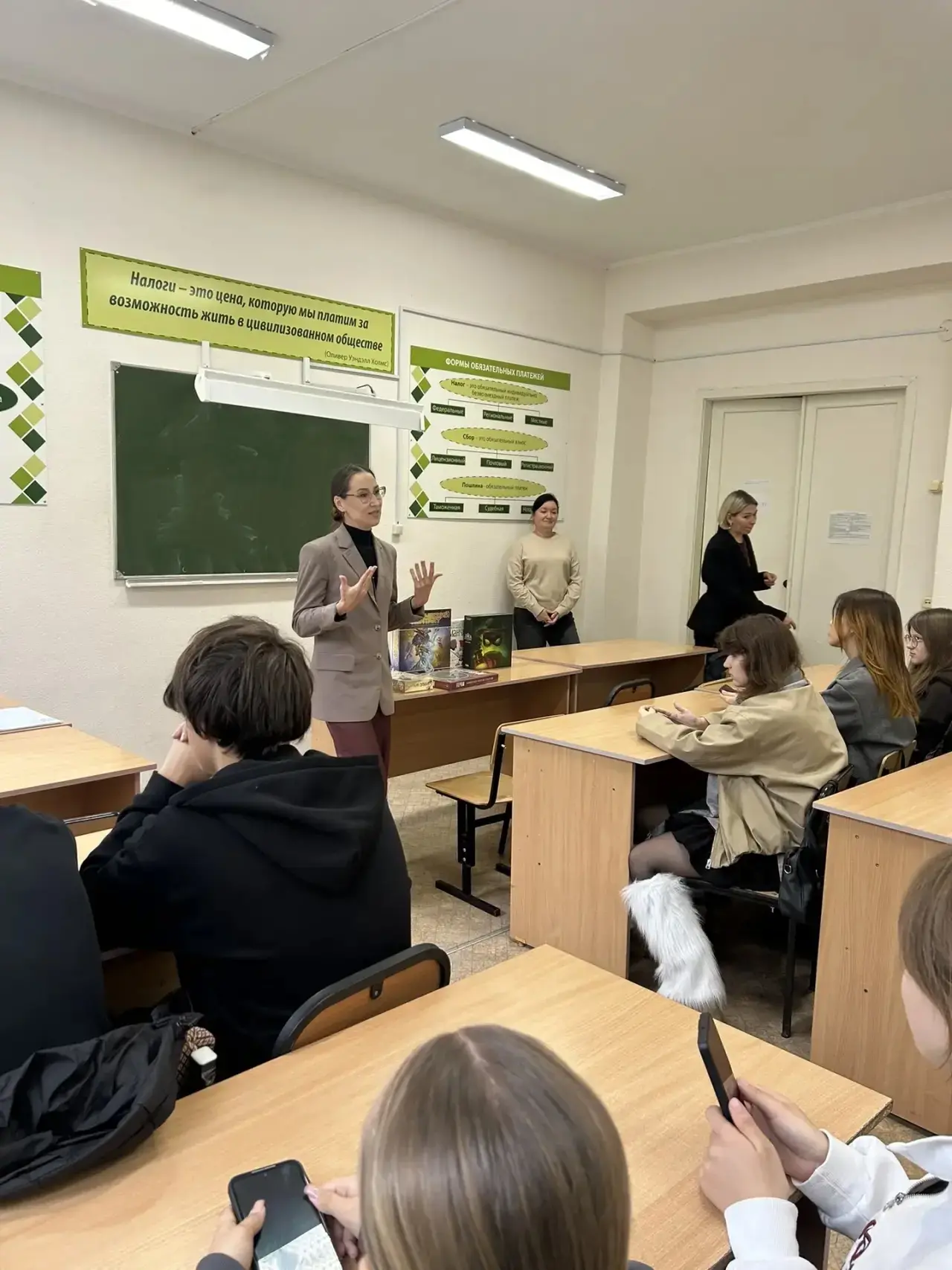🎨 Сине-белая сказка: студенты Колледжа ОГАУ освоили искусство Гжели!