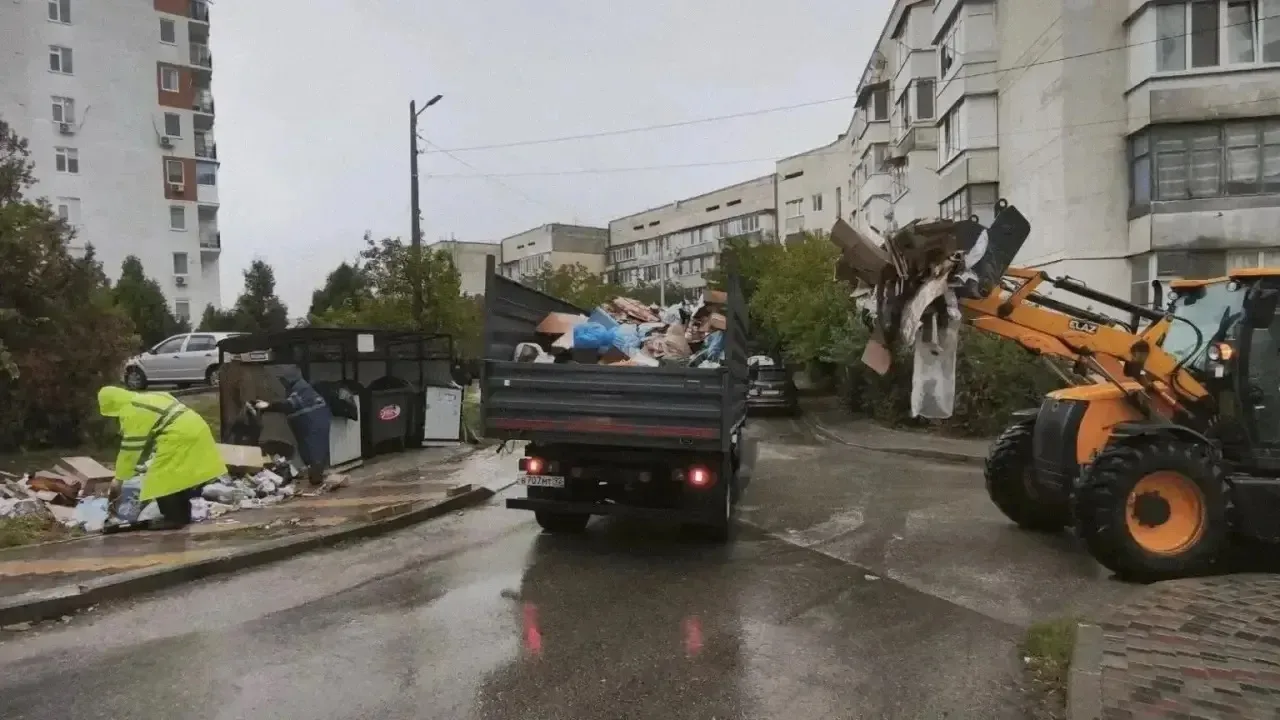В Севастополе за день вывезли более 376 тонн мусора