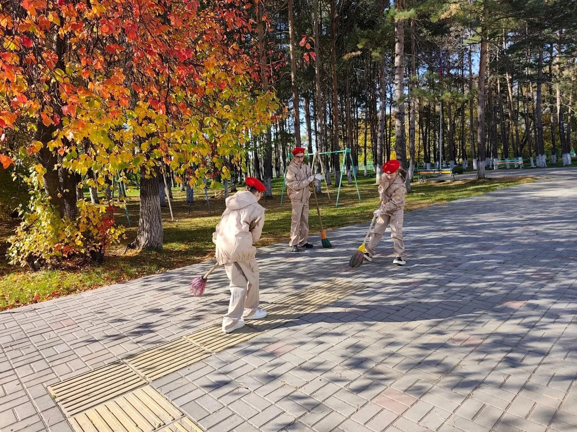 🍂 Активисты и юнармейцы школы с. Лохвицы провели экологический десант по уборке пришко...