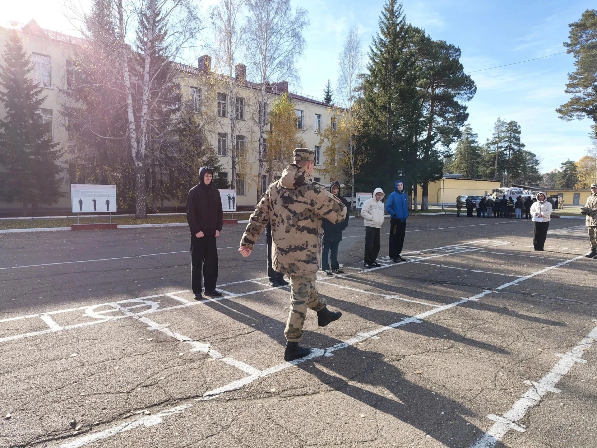 Около 220 школьников и студентов познакомились со службой в армии в Ангарске