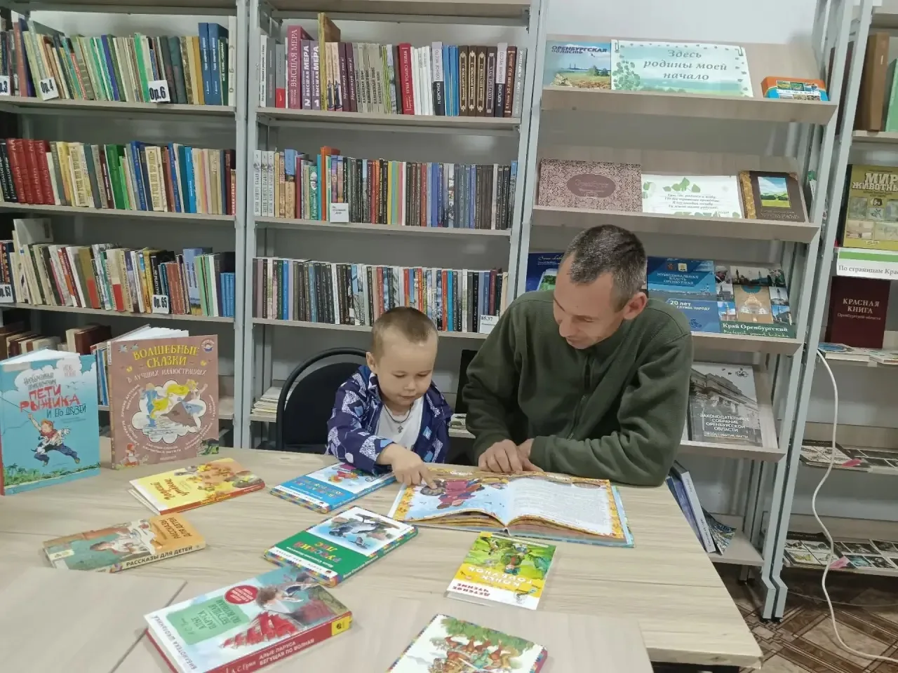 Маленький Миша с папой Владимиром любят вместе читать! Юный читатель Новочеркасского се...
