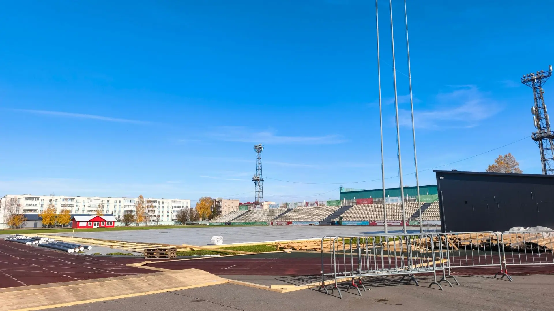 Солнце, +20° и… главный каток города в процессе сборки! ⛸️ Контраст, конечно, впечатляю...