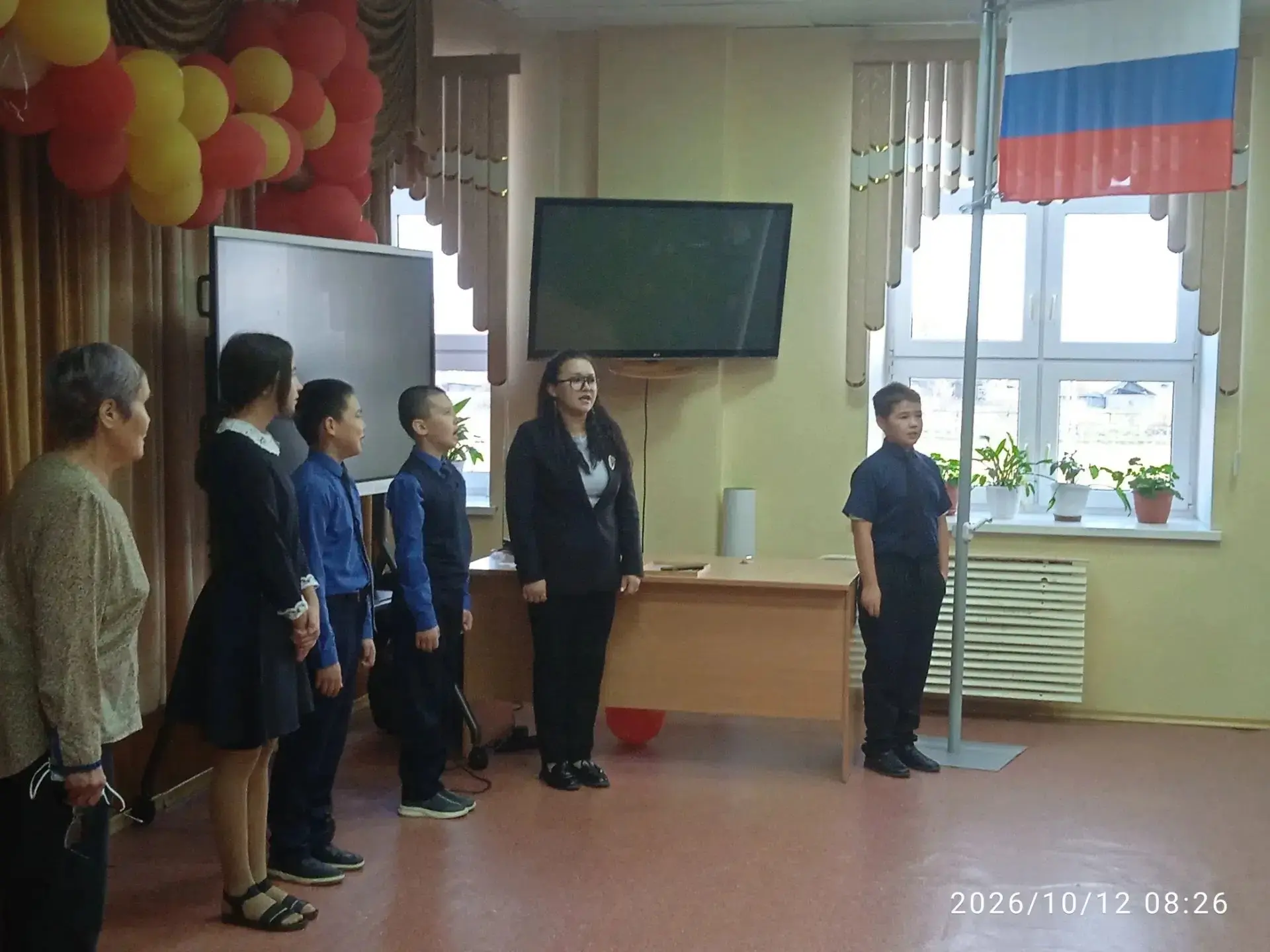 🇷🇺Сегодня, 12 октября, в Новокаишкульской школе началась учебная неделя с торжественн...