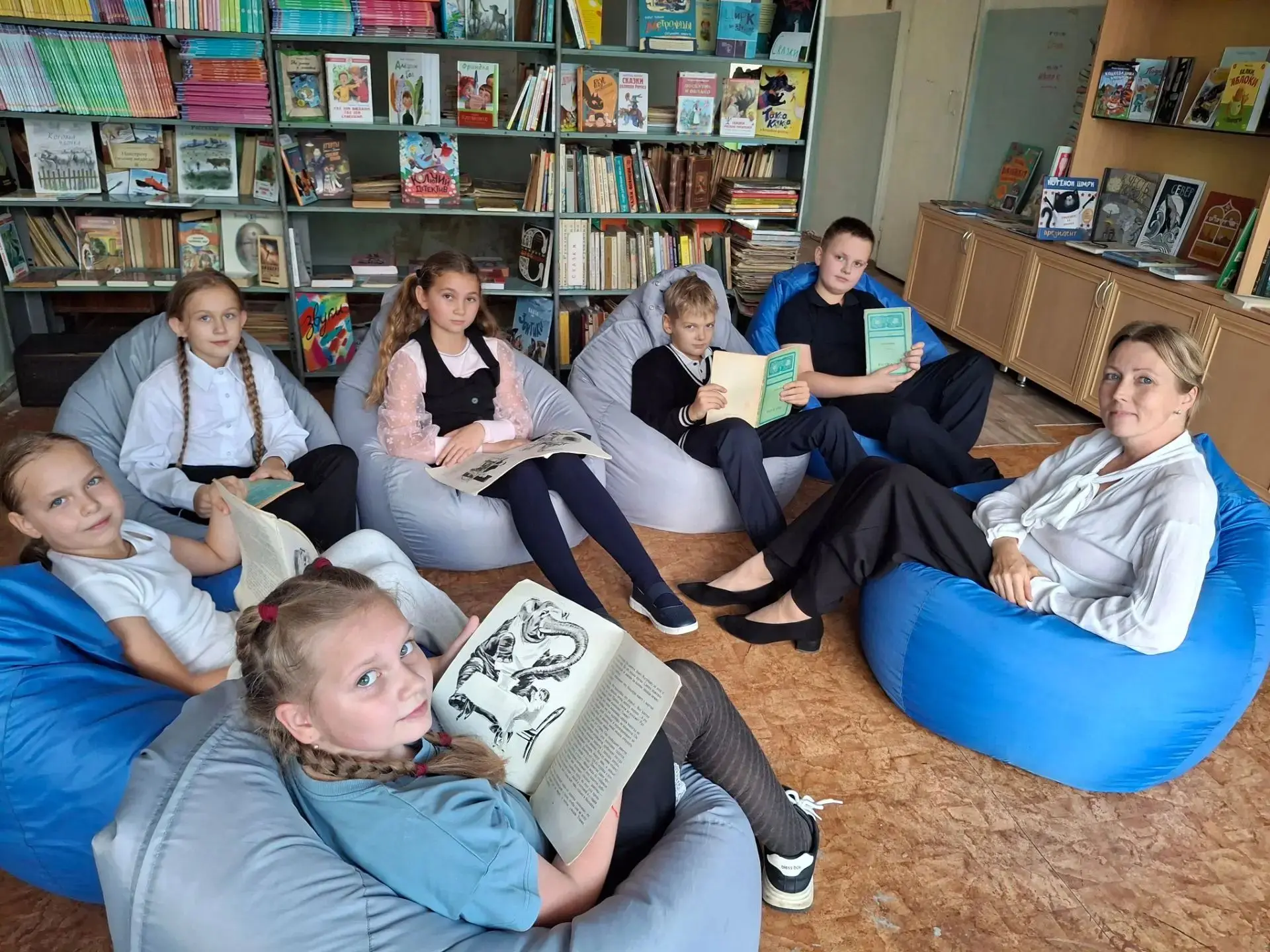 🤓В школьной библиотеке прошла первая в этом учебном году встреча книжного клуба.