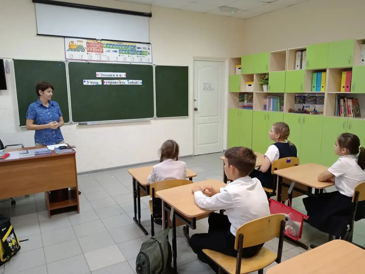 Сегодня наш психолог Оксана Викторовна провела для ребят занятие «Эмоции и я. Учусь упр...