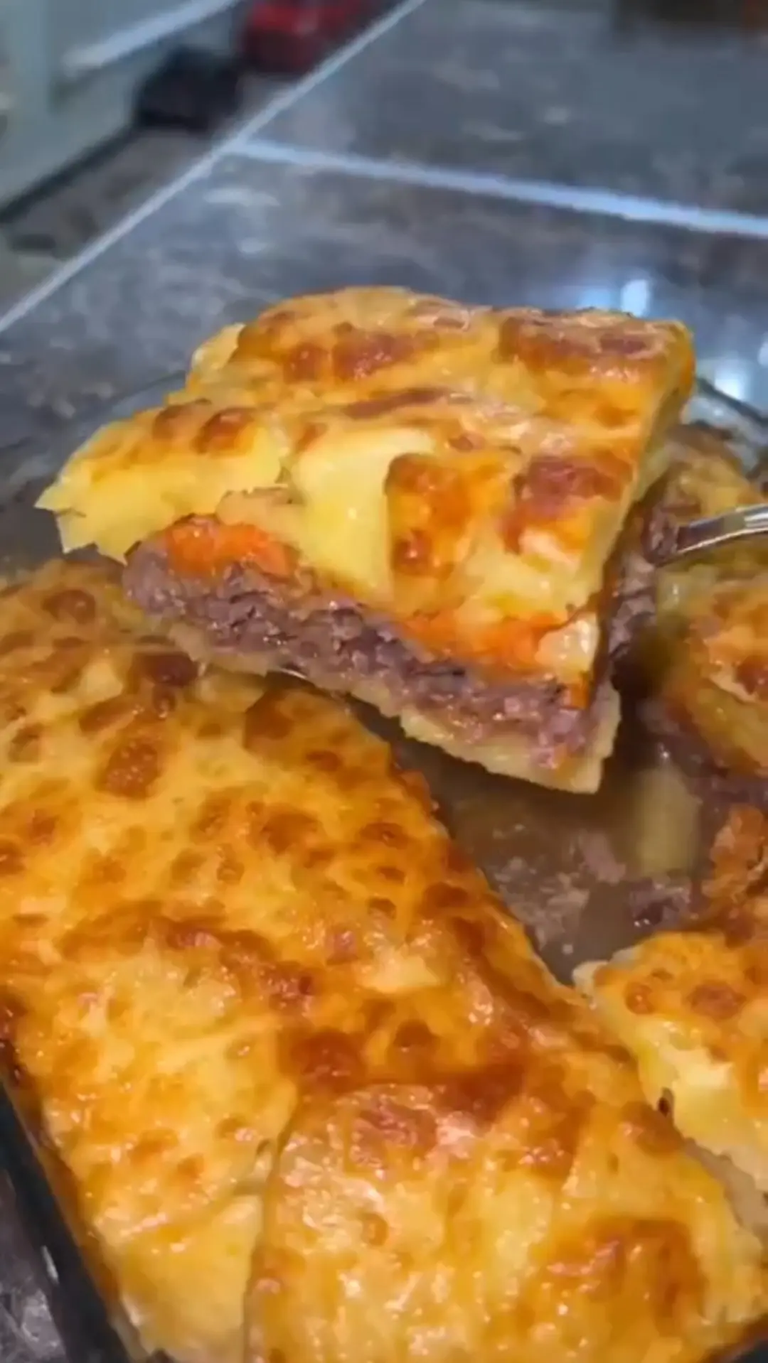 Сочная, сытная мясная запеканка с картофелем под пикантным майонезно-аджичным соусом и ...
