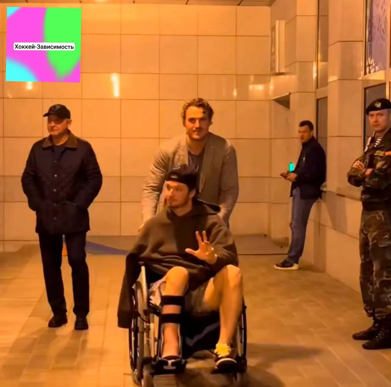 ☹️ Николс Мелош, получивший травму в драке с Андреем Никоновым, передвигается на инвали...