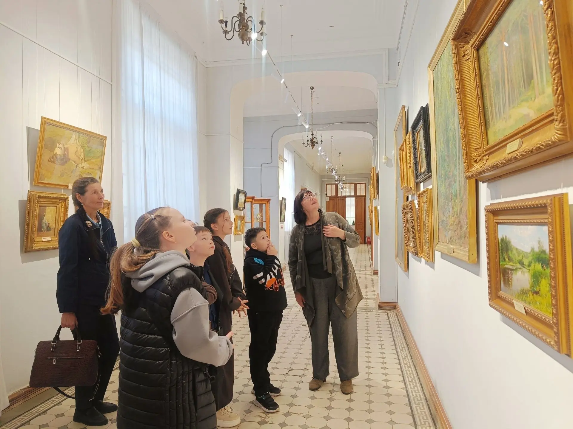 🎨 Юные гости из Мордовии в Пензенской картинной галерее!
