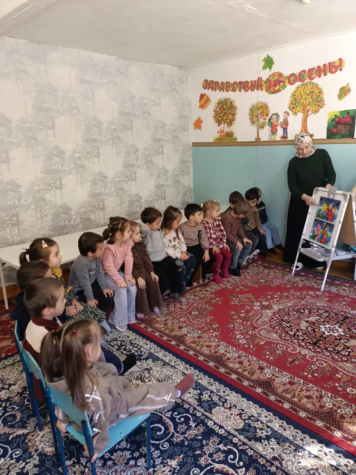 В средней группе была проведена беседа "Ко дню гражданской обороны" на тему: "Безопасно...