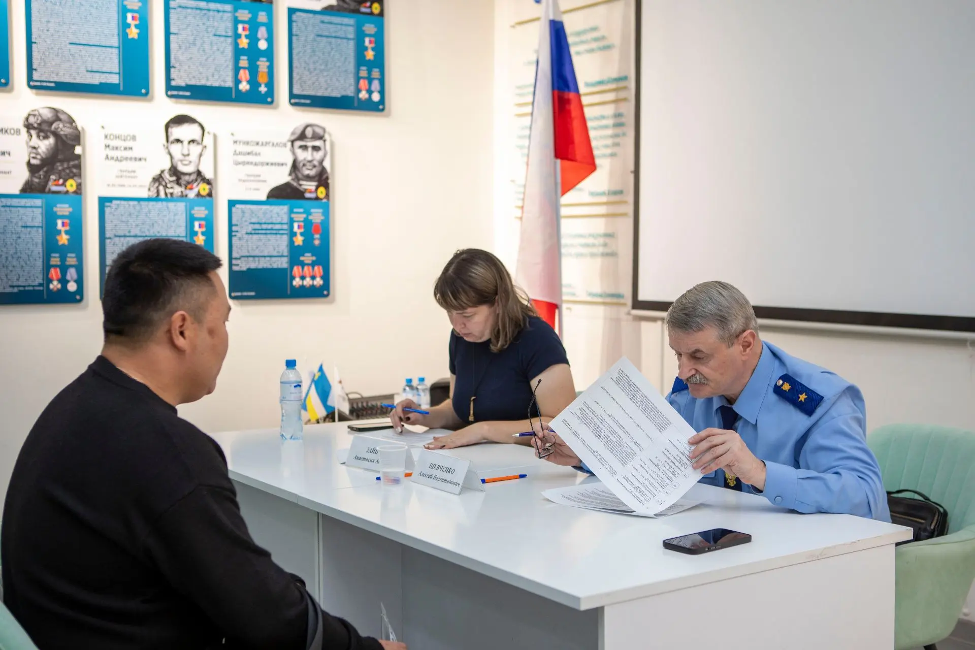Исполняющий обязанности прокурора республики Алексей Шевченко с представителем филиала ...