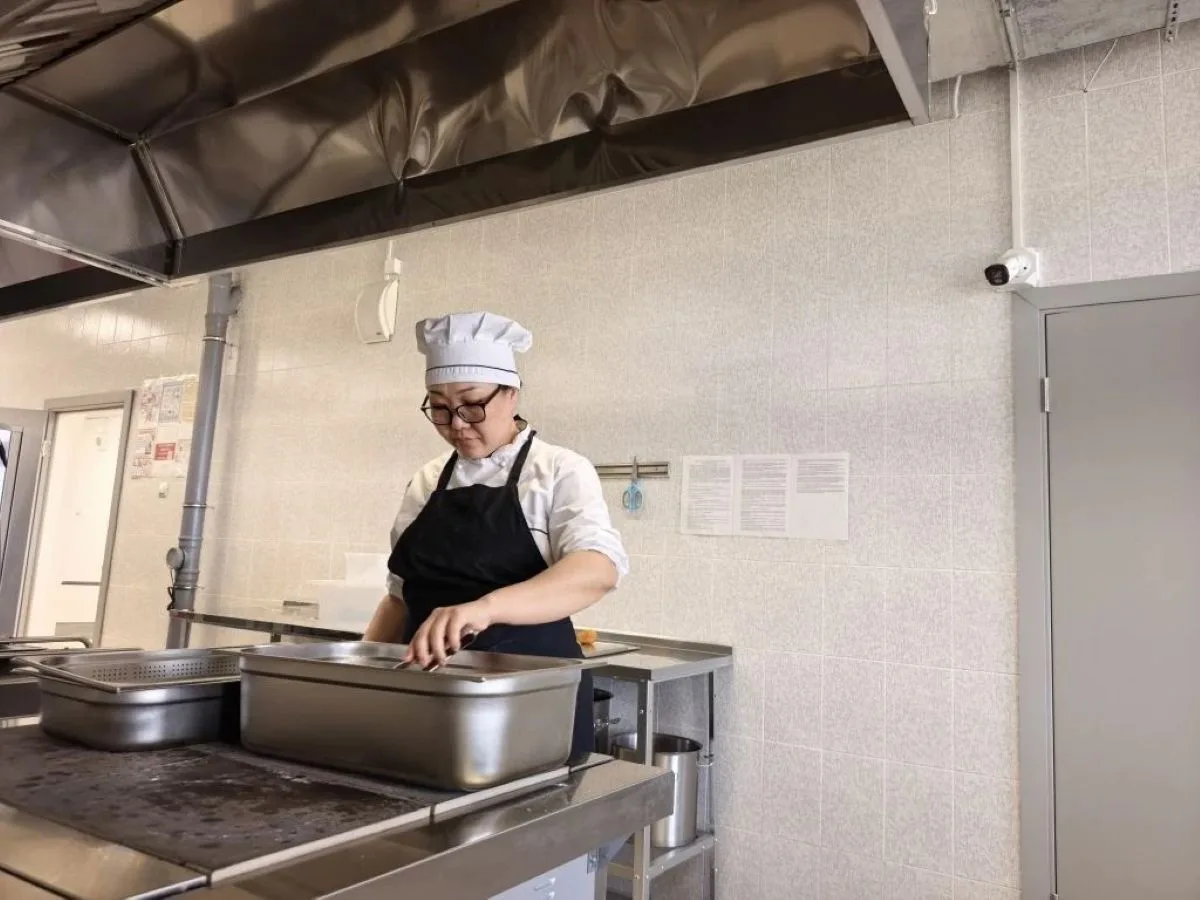 «Открытая кухня»: в Якутске родители могут в прямом эфире наблюдать за готовкой в школе