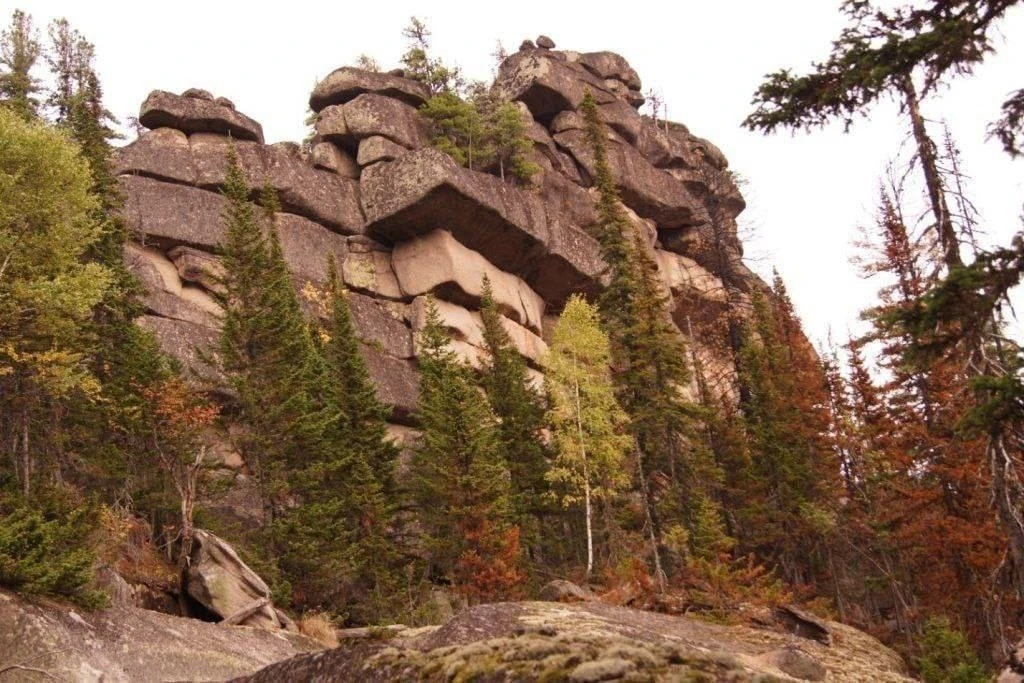 Стена, выложенная из гигантских каменных блоков, найдена в 2013 в Горной Шории
