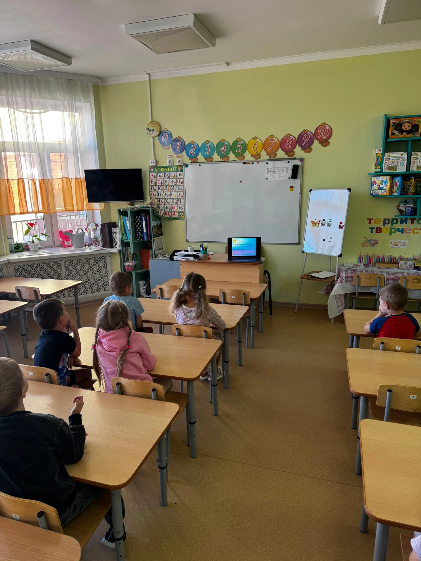 👩‍🏫👨‍🏫МАЛЕНЬКИЕ ШАГИ К БОЛЬШОМУ ВЫБОРУ: ЗНАКОМСТВО С МИРОМ ПРОФЕССИЙ В СТАРШЕЙ ГРУП...