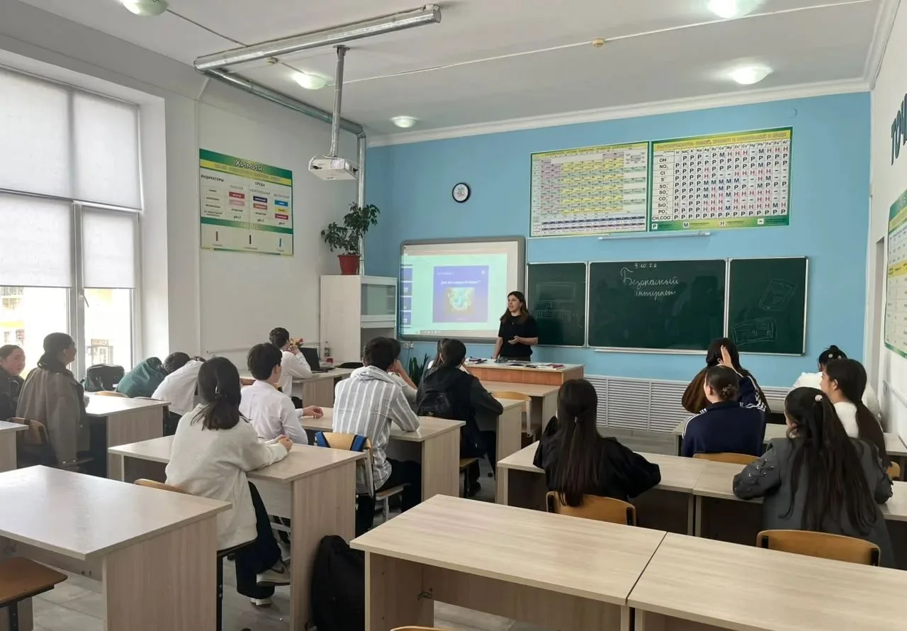 В 9А классе состоялся классный час на тему: «Безопасный интернет»