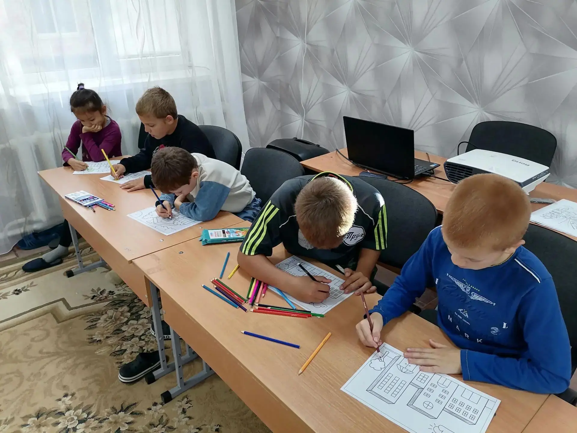 🇷🇺 Воспитанники Андроповского СРЦН совершили виртуальное путешествие по городам России