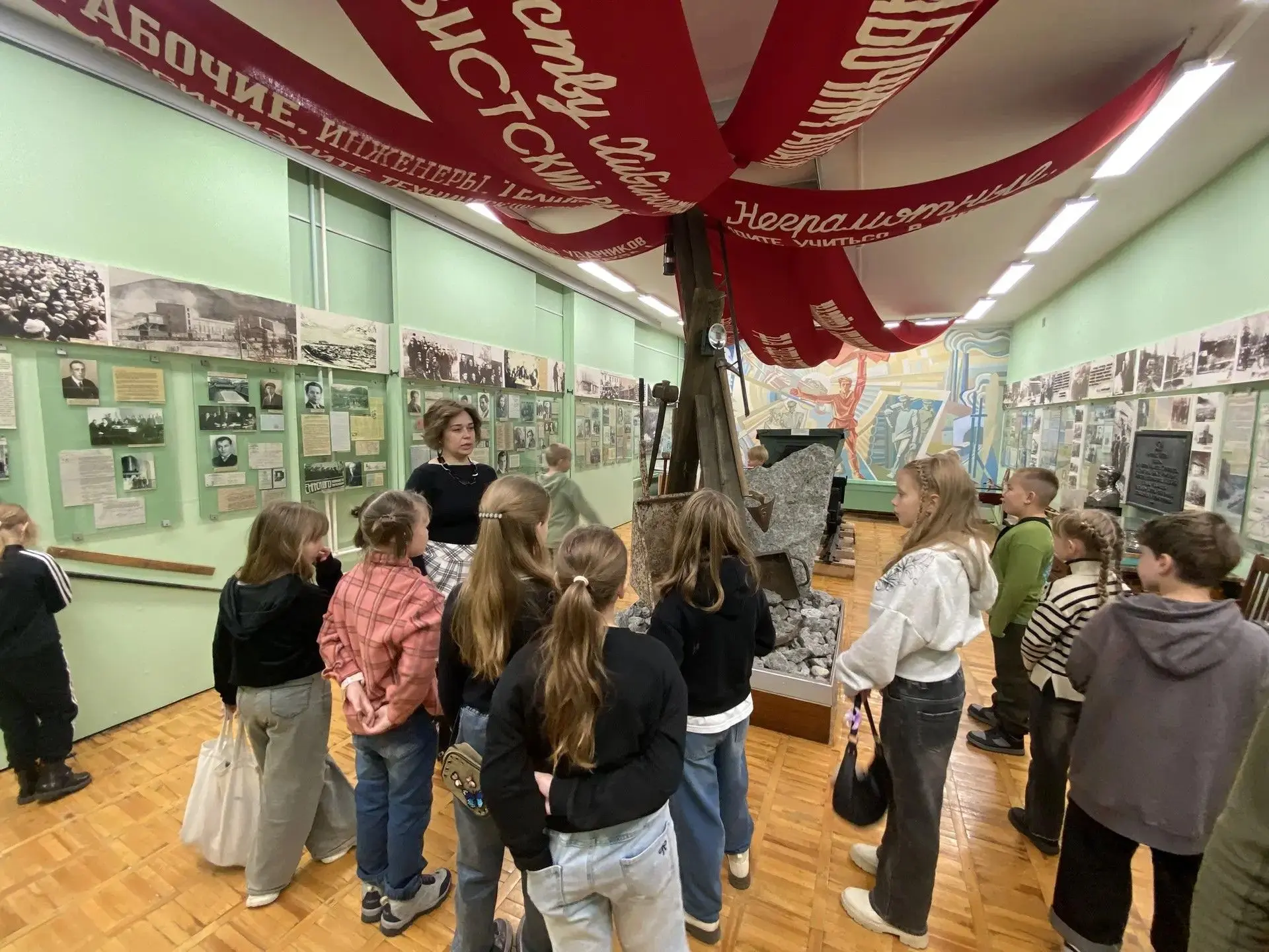 В преддверии дня города Кировска ученики 3 «В» класса посетили историко-краеведческий м...