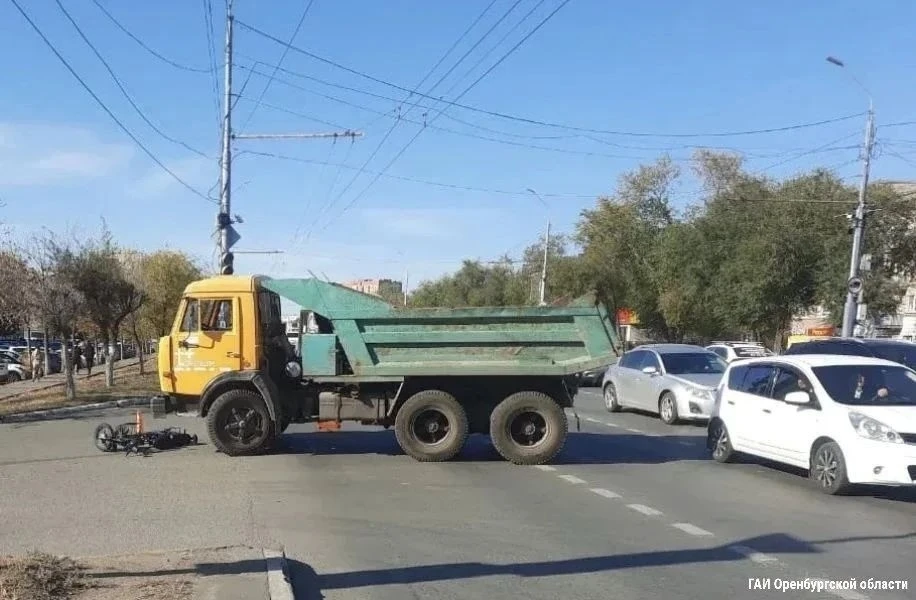 ​😱 КАМАЗ сбил велосипедиста в Оренбурге