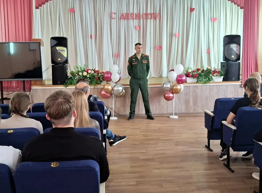 15 октября состоялась встреча обучающихся 10- 11 классов с военным комиссаром Земетчинс...