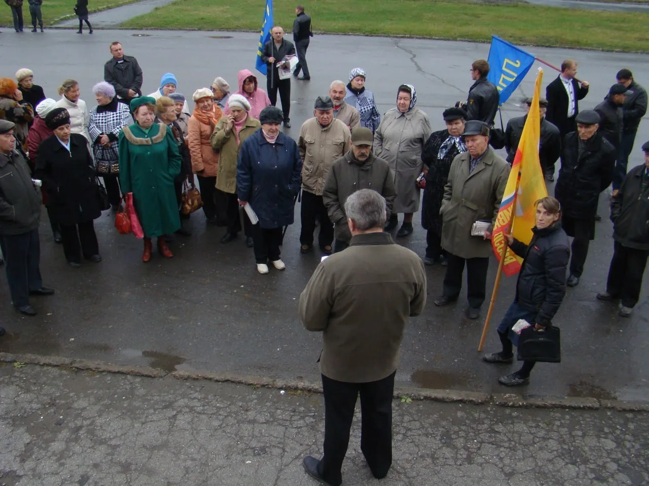 В Ревде прошёл митинг о коммунальных платежах