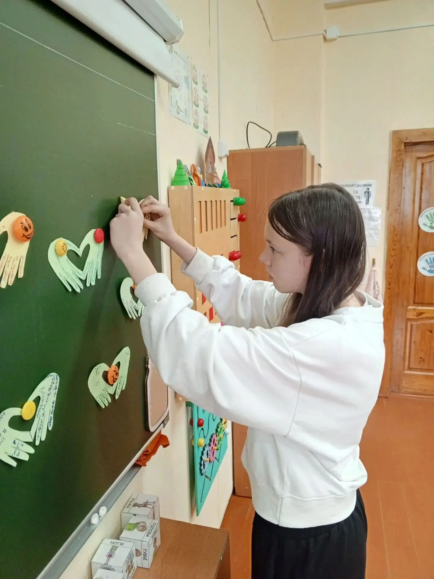 🌍 «Мы в ответе за нашу планету», под таким названием прошёл классный час в 8 классе 🌍