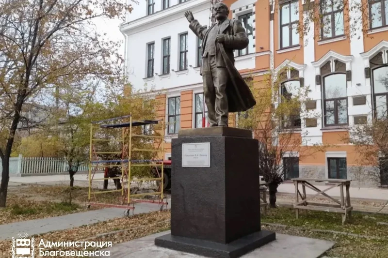 В Благовещенске привели в порядок памятник Ленину возле корпуса БГПУ на улице Горького....