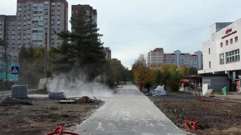 🛠 В сквере на улице Школьной в Нахабино уже уложили новую плитку, а сейчас устанавлива...