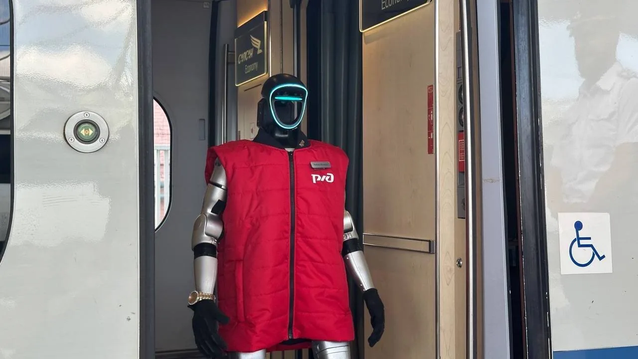 Первый в мире робот-проводник 🚶‍♂️ скоро начнет работать в поездах 🚆 Российских желез...