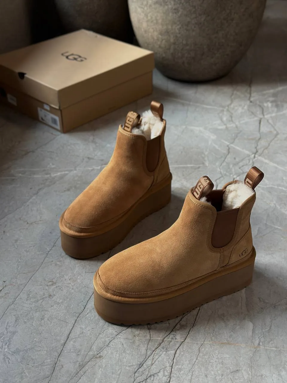 Новые Ugg Platform Chelsea, теплые и уютные за счет внутренней подкладки из овчины. Мар...