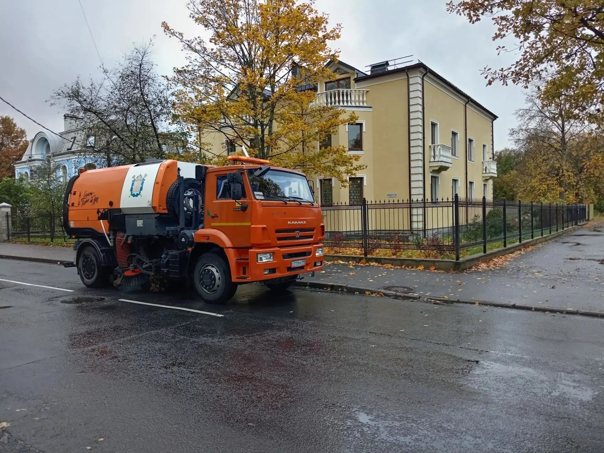 Дорожники начали обработку опасных участков магистралей против скользкости. Такое распо...