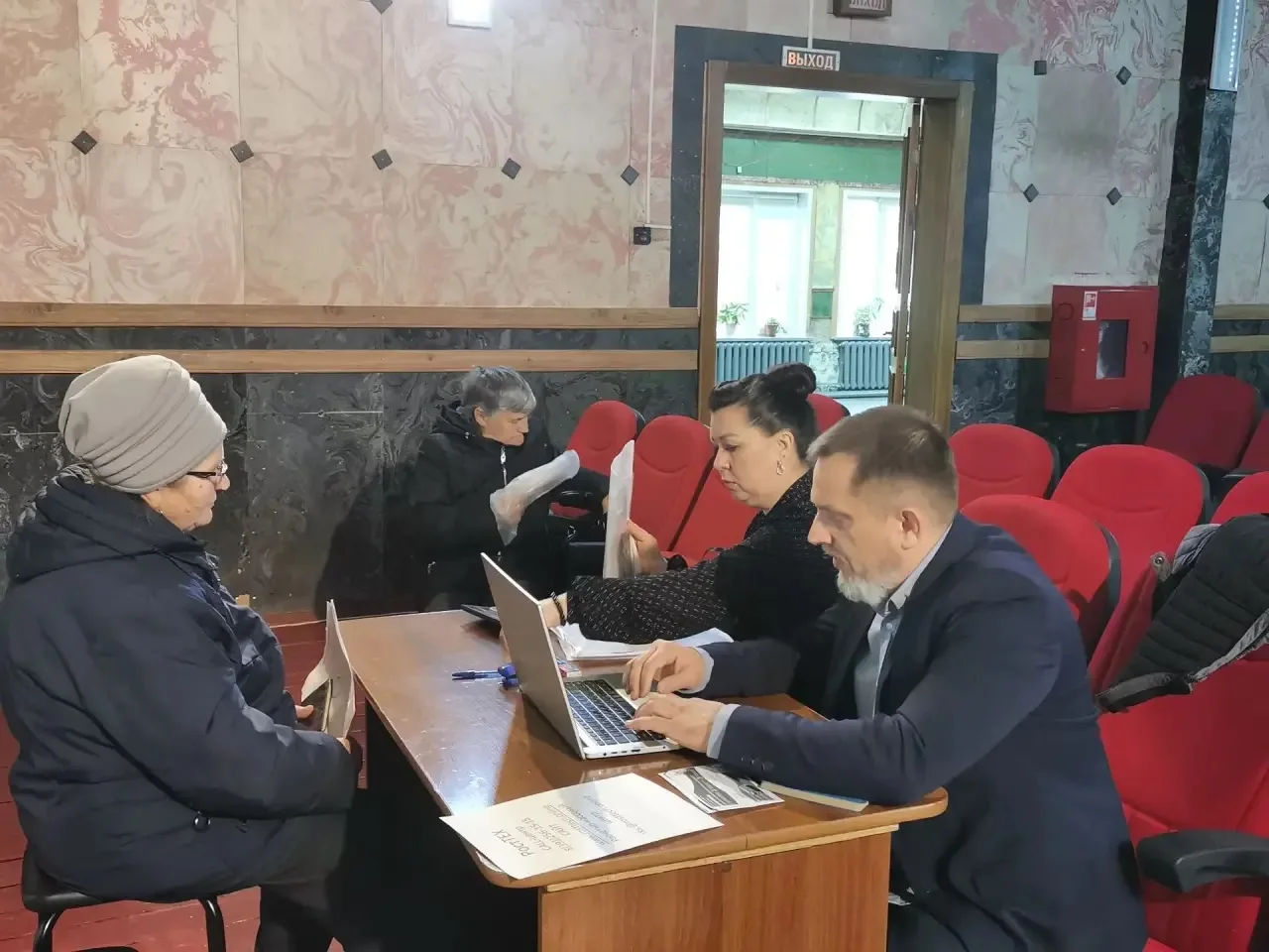 В районном Доме культуры прошел прием жителей Партизанского района специалистами компан...