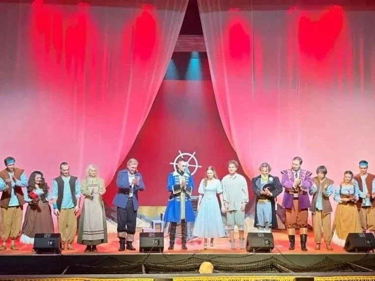 📢 Учащиеся 7-х классов посетили спектакль «Алые паруса» в театре «Поколение».