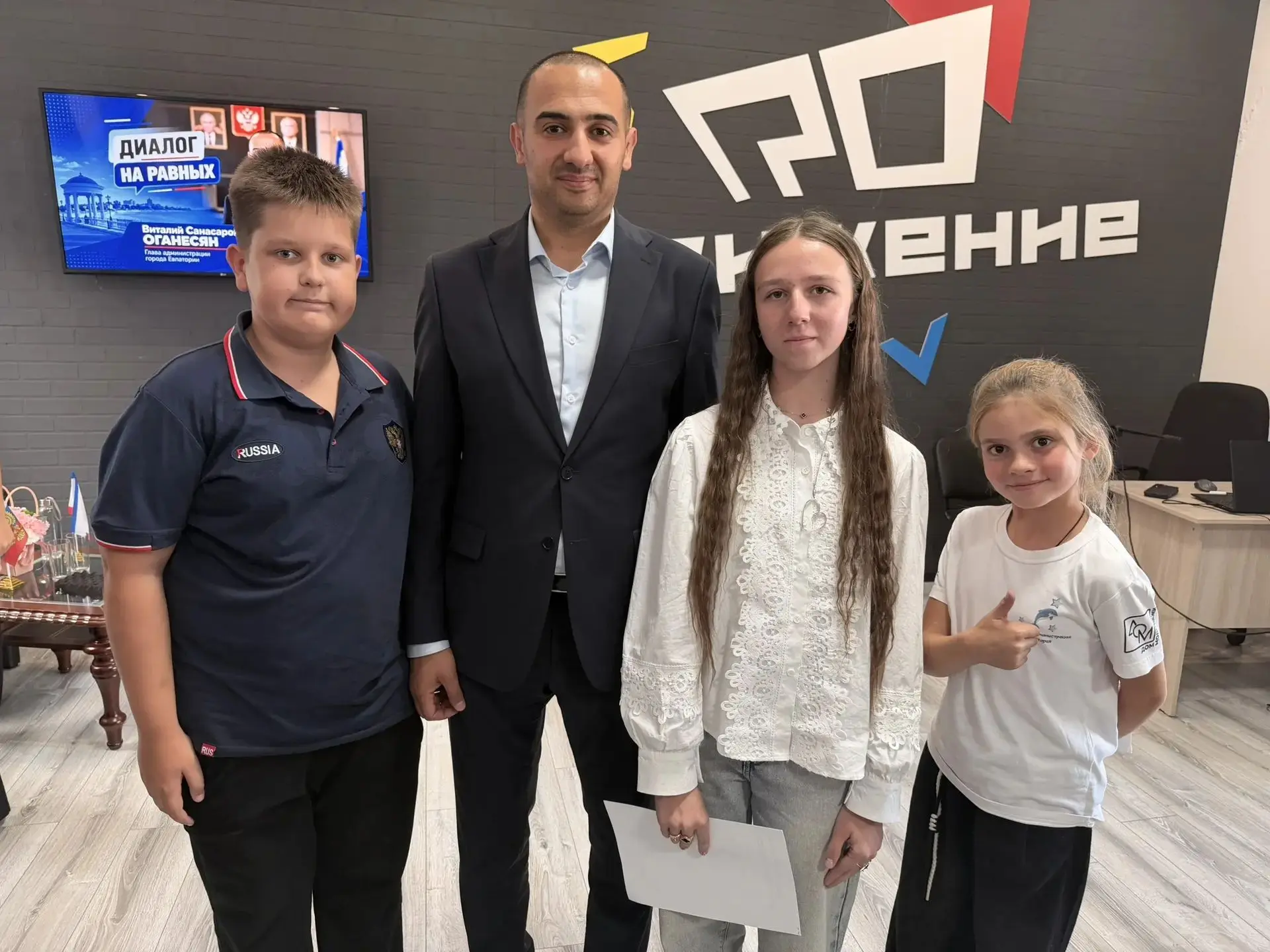 Мои дети "пытают" главу администрации города Евпатории)