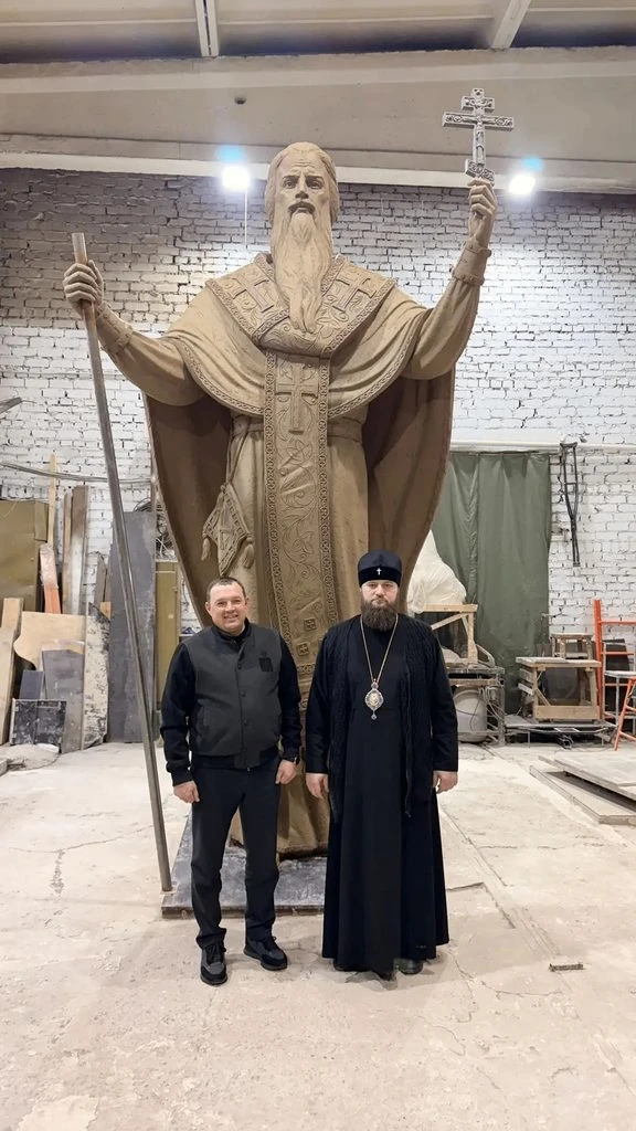 Митрополит Пермский и Кунгурский Игнатий посетил мастерскую, где создают памятник святи...