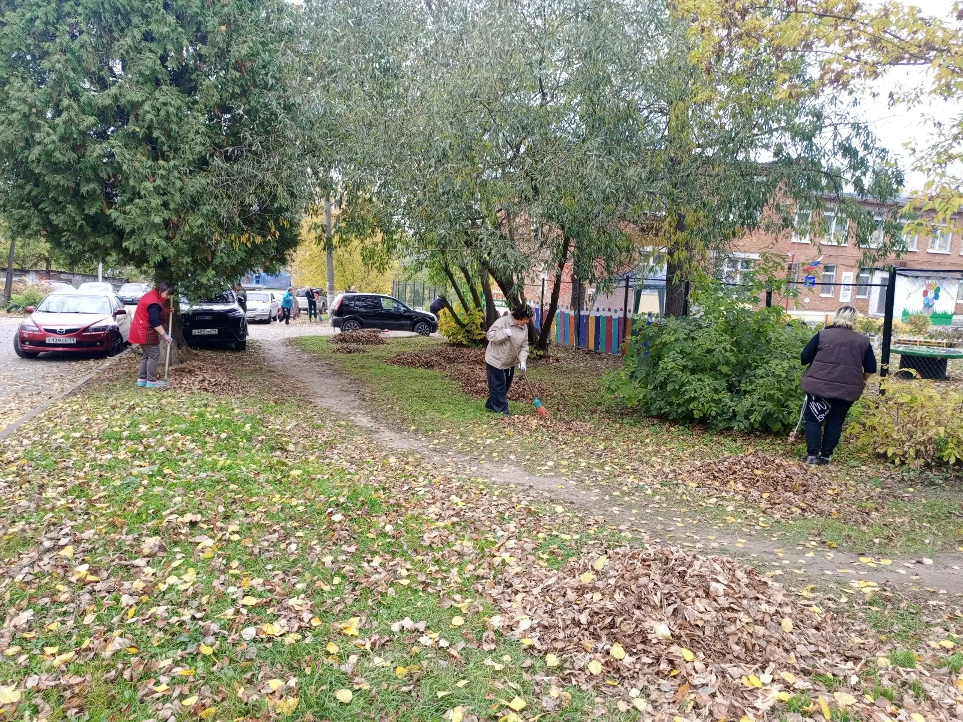 Сегодня наши сотрудники вышли на большой субботник! 💪 Вооружившись граблями, метлами и...