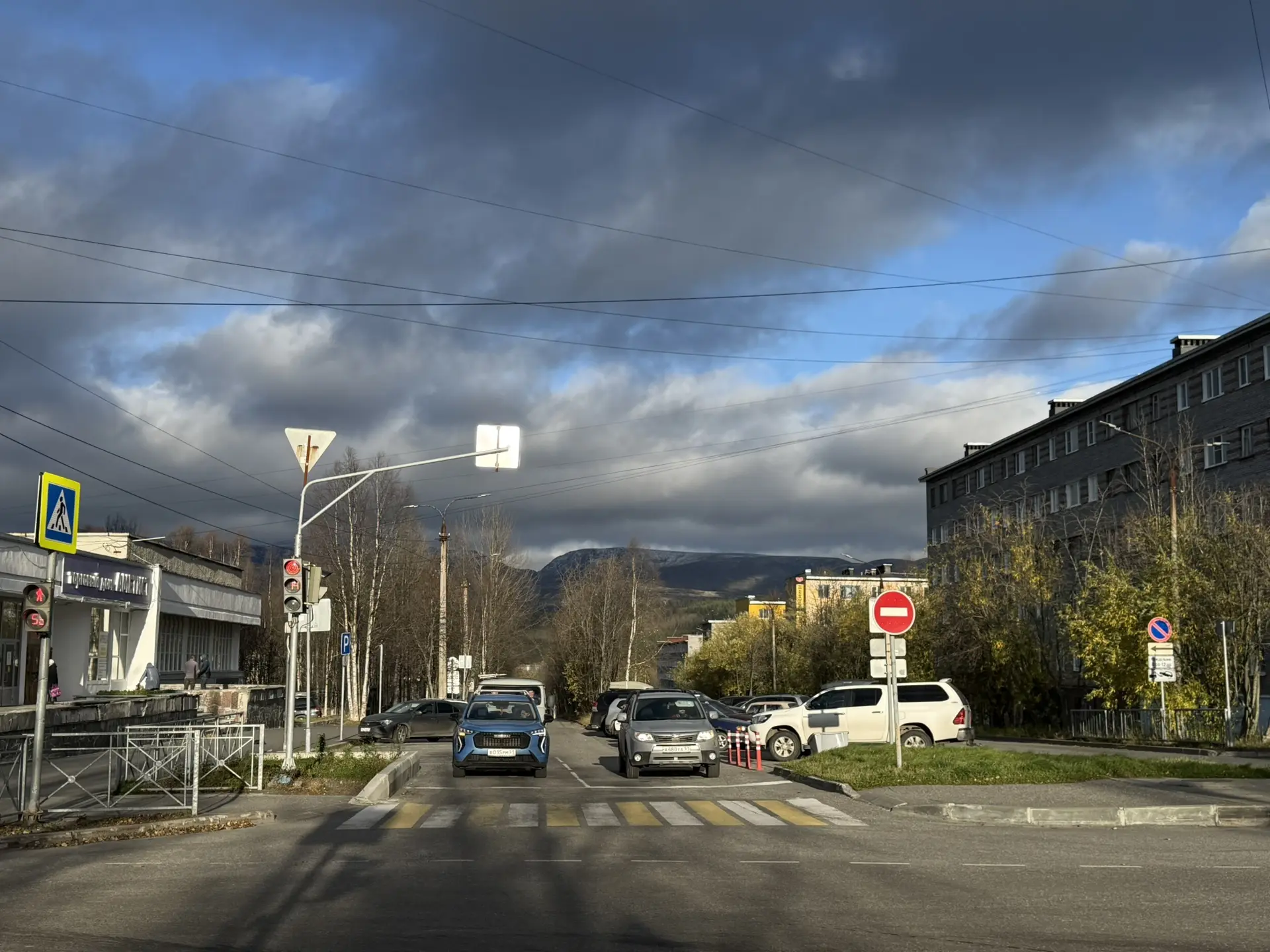 Работа апатитских коммунальщиков имеет два чётко выраженных напряжённых сезона: зимний ...