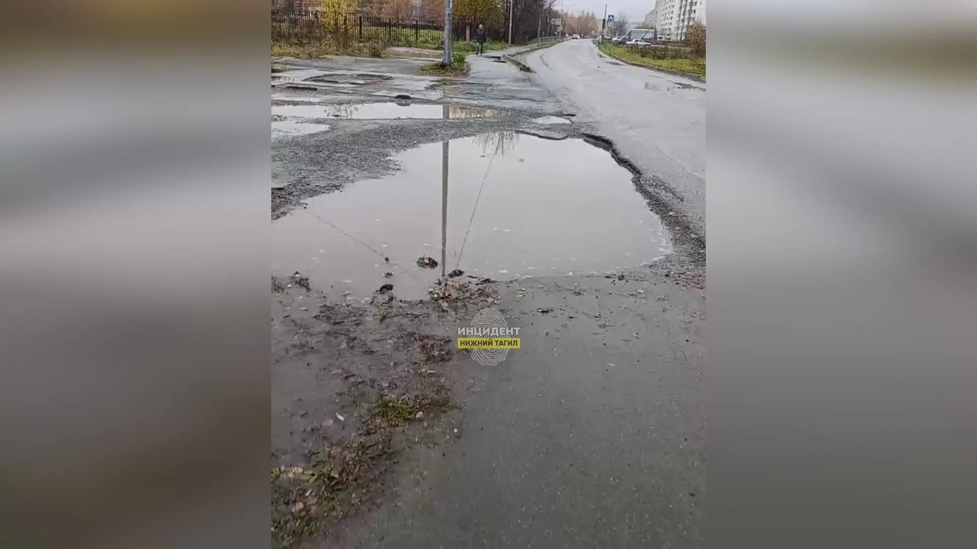 🚸 Дети на проезжей части: разбит тротуар у школ №69 и №40