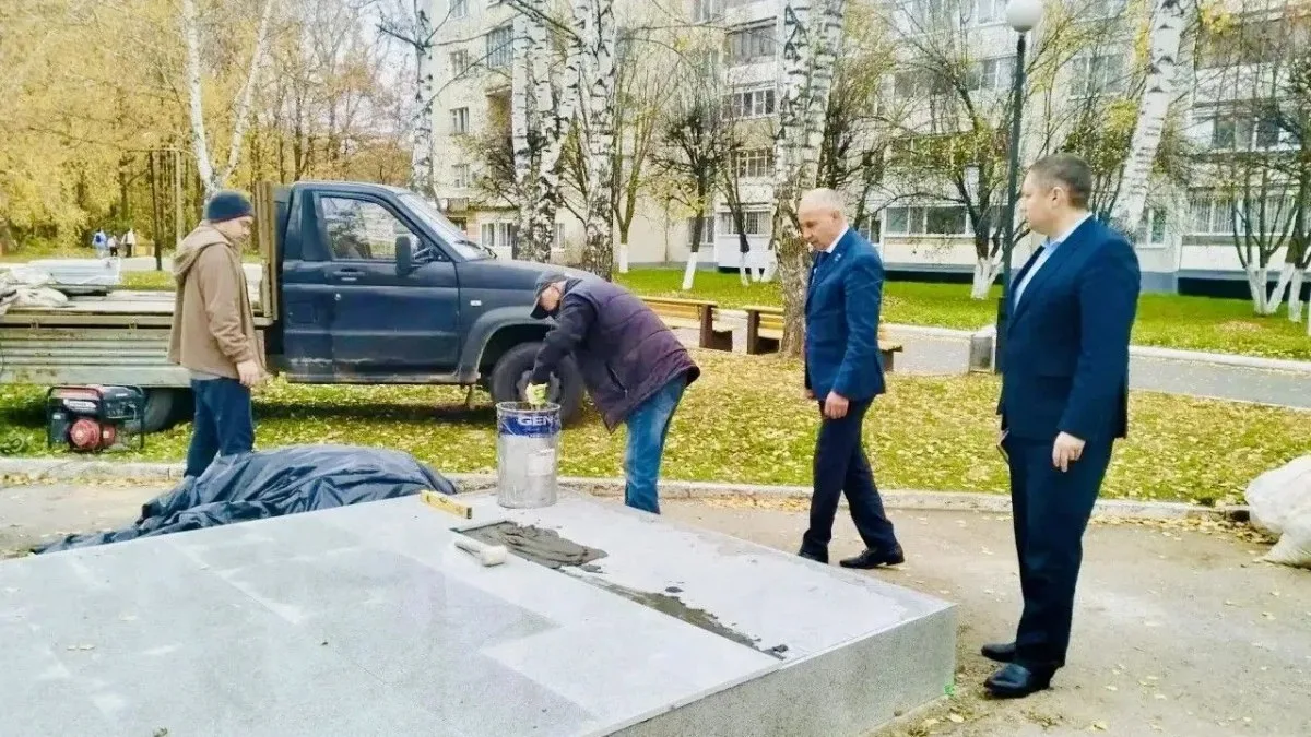 В Новочебоксарске начали строить памятник участникам СВО на Аллее Славы. Рабочие уже пр...