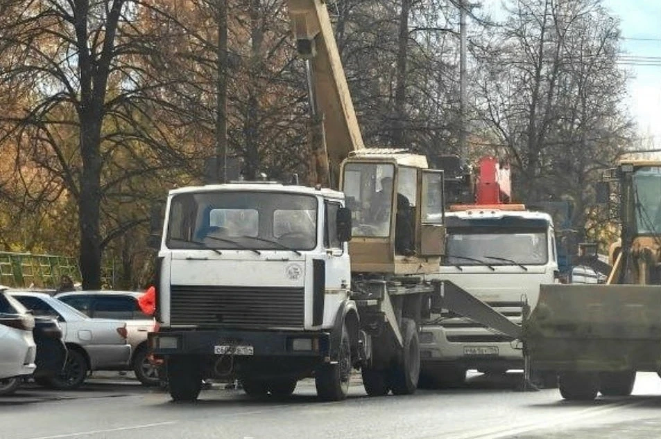 Новое освещение начали устанавливать в Советском районе - работы прямо сейчас ведут по ...