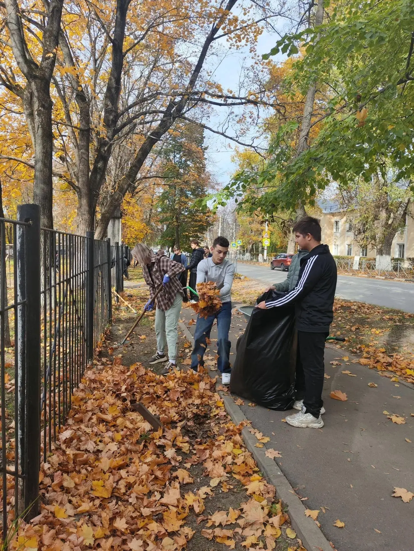 Учителя и ученики — уже на субботнике! 🍂