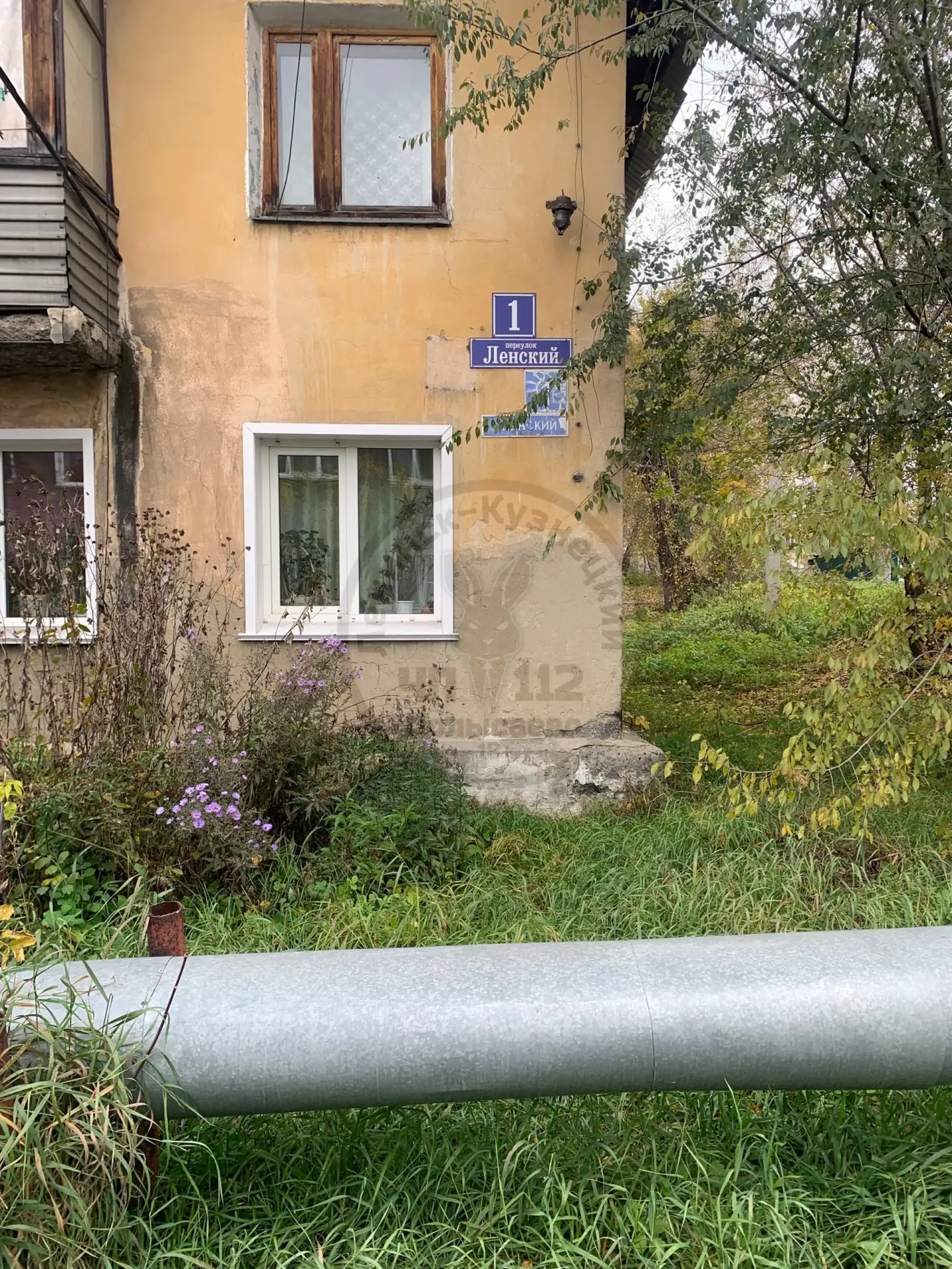 Утром 14.10, идя на учёбу по переулку Ленский 1, меня позвала странная бабушка из окна ...