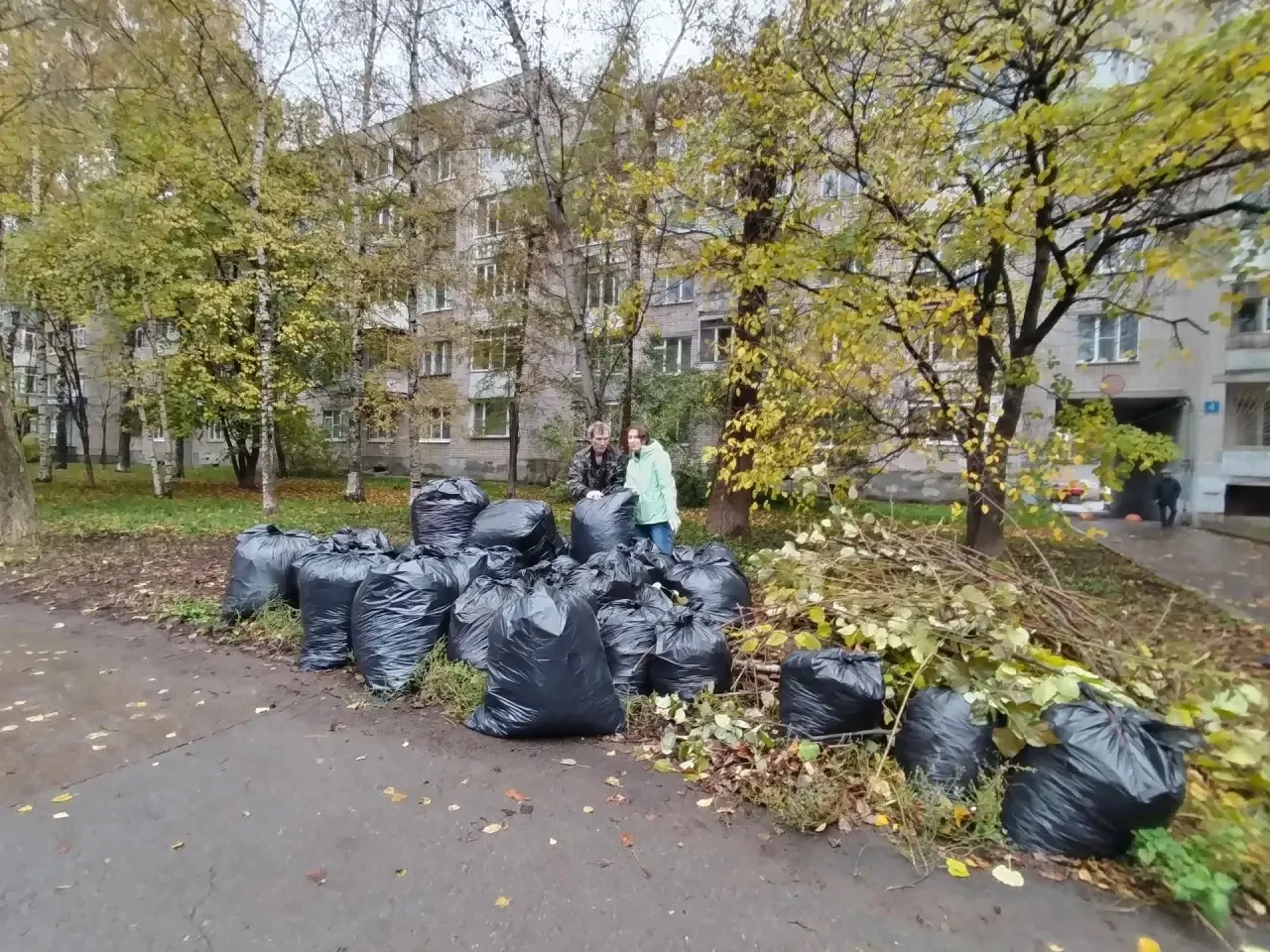 Активисты ТОС и управляющие компании продолжают выходить на субботники.